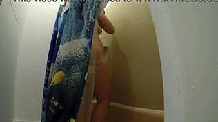 Gigi Breeze elkapva zuhanyzó kémkamerán