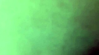 Besøker tanten min og får en rask en med fetteren på badet. Han filmer bare rumpa mi mens jeg rir ham. Prøver å ikke lage støy så tanten ikke oppdager oss.