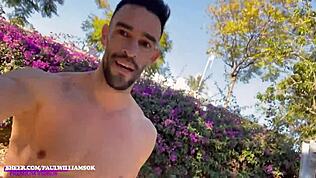 Ekshibicjonista lubi błyskać w parkingu