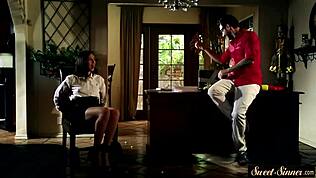 ग्लैमरस बेब, उसकी चूत को चोदना और उसके शरीर पर जिज्ज देखो!