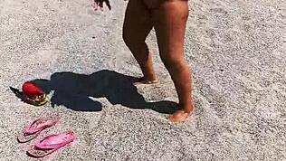 Quella moglie matura in spiaggia succhia cazzo per sborrata 😏