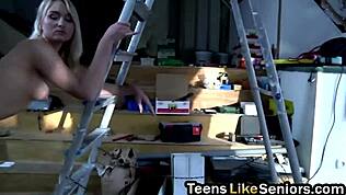 Hej, blondynko, czemu bierzesz małego fiuta tego starego dziada w cipkę?