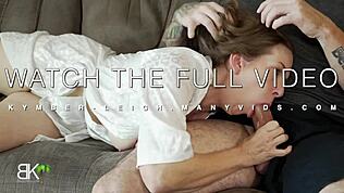 मॉमी और स्टेपसन सोफा पर कोजी हो गए, सिर्फ स्पेस से ज्यादा शेयर करते हुए