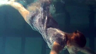 שחומה עם ציצים גדולים שוחה עירומה בבריכה