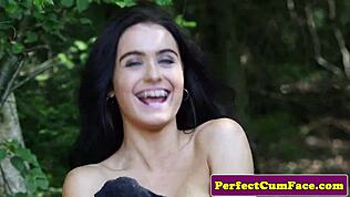 Britská kráska dostane špinavý facial po intenzivním pov orálu