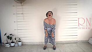 Снимают в тюрьме задержанную даму: заставляют раздеваться на камеру косплей