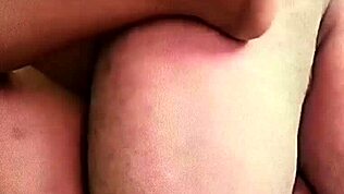 Cmúľam manželov kurac, on ma vyje, potom ho jazdim dozadu až skončí dovnútra