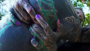 Sledoval jsem, jak se naivní goth modelka s tetováním masturbuje veřejně se stříkáním