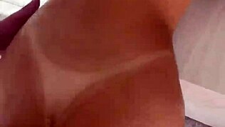 Blondýna a brunetka amatérky s velkýma prdelma šukaj v posilovnový kuchyni