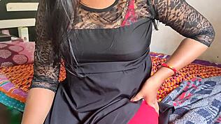 Adik tiri mengerat abang tiri untuk pertemuan liar pertama di bilik tidur