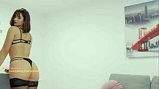 helen waldorf kiusoittelee mustassa alusvaatteessa ja sukissa viettelevästi