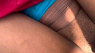 בחורה דסית מנסה סקס ג'ונגל פרוע בפעם הראשונה. התחת הצר שלה לוקח הכל בחוץ!