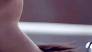 丰满宝贝独自玩玩具让自己高潮