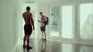 أنا مهووس بتقبيل ودق هالجسم الأسود المسلم في أكشن عنصري