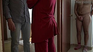 Geile Cuckold-Frau bläst Lieferanten, während Ehemann still zusieht