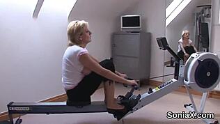 Изменчивая британка Сония хвастается огромными дынями на свадьбе