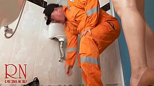 hey, this housewife with no panties totally seduces the plumber!