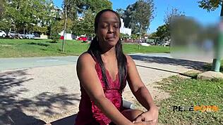 Ebony Kolumbijka Paris oduševljava neverovatnim štrcanjima u gruboj hardcore sesiji. Evropska crna lepota dominira!