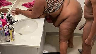 Instalé una cámara en mi baño para capturar sus grandes activos