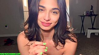 اللاتينية الشابة رينا راي تواجه أول نيك خشن. عنيف وخام ولا يُنسى لها.