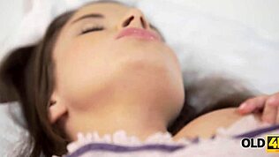 الفتاة الهنغارية الصغيرة الجميلة بصدر صغير ترضي رغبات زوج أبيها