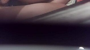 Vietnamilainen vaimo kumartuu doggystyleen valtavan spermapurskahduksen kanssa