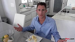 Dává nejlstivější nevlastní máma oral synovi před manželem?