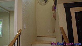 בת חורגת צעירה נכנעת ומקבלת חזק בתנוחת כלבית ב-POV קרוב