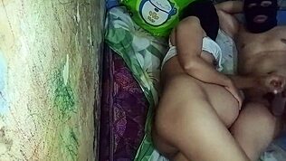 حماتي مستسلمة وأنا أنيكها بعصاي الكبيرة