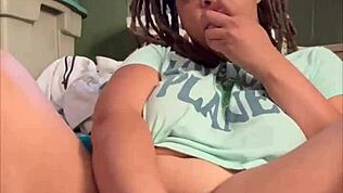 Milf leikkii pillussaan kunnes suihkuaa ja tulee