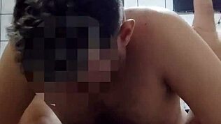 Stor björngubbe knullar mig hårt på motellrummet med all passion