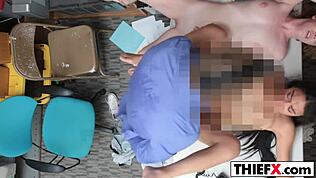 sexy jonge dief krijgt tweede kans met grote lul op werk