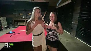 Milf loira safada no trailer spooky do labirinto de milho Halloween roleplay