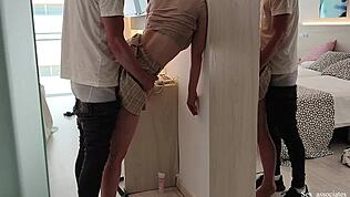 휴가 중인 젊은 이혼녀가 호텔 매니저를 유혹해 항문에 사정하게 해줘