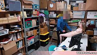 Chudá ruská zlodejka v obchode chytená, obchodný policajt ničí jej malú 18+ pičku