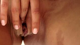 La mignonne Européenne, hmm, doigte bien cette chatte serrée !