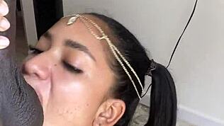 Jolie nana de 18 ans maîtrise une bite massive - Couple amateur Nysdel.