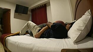 هي تركب على زبي العملاق وتركب حتى ننتهي