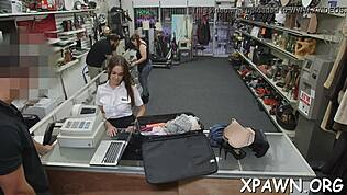 Intenzivna resnična scena s kurbo, ki sesa in jebe kurac