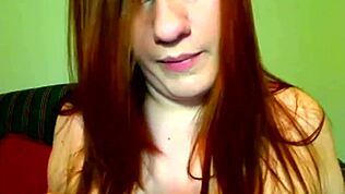 Καυτή παχουλή με βρώμικη κουβέντα θέλει να την ραντίσεις στα μικρά της 18+ βυζιά