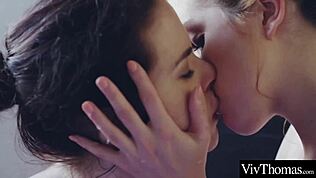 Merah jambu api dan brunette cantik terjun ke aksi lesbian panas di tab mandi beruap