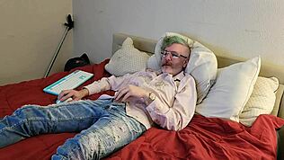 Hé, akarsz csatlakozni a teljesen ruhában lévő emo szessionunkhoz?