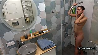 Alex heimlich in der Dusche von Voyeur-Cam erwischt