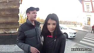 دكتور يفحص غشاء البكارة قبل ما الجميلة البكر تاخد أكشن جماعي