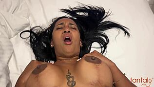 La matrigna Leyne Rodriguez seduce il figliastro gay con una bambola Tantaly