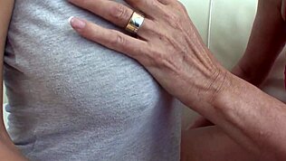 Lesbiene noi Ashlee Graham și Magdalene St. Michaels se bucură lingând pizde păroase