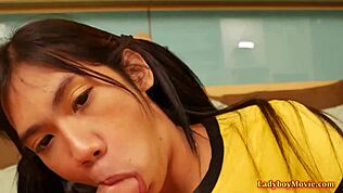 年轻 ladyboy Alice 在疯狂 POV 会话中无套。她爱每一秒的紧致动作。