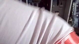 Eve gelip koltuğa uzanıyorum ev arkadaşımla sevgilim sanıp dokunmaya başlıyor hoşuma gidiyor