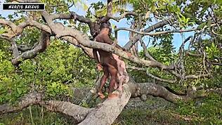 למה אישה סקסית רוכבת על זין ענק באנאל פרוע?