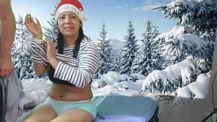 Føler meg kåt mens jeg pynter den rakte fitta mi med kranser og oliven til jul, erting med store naturlige pupper.